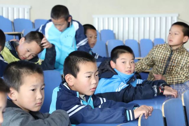 慰問(wèn)孤兒院